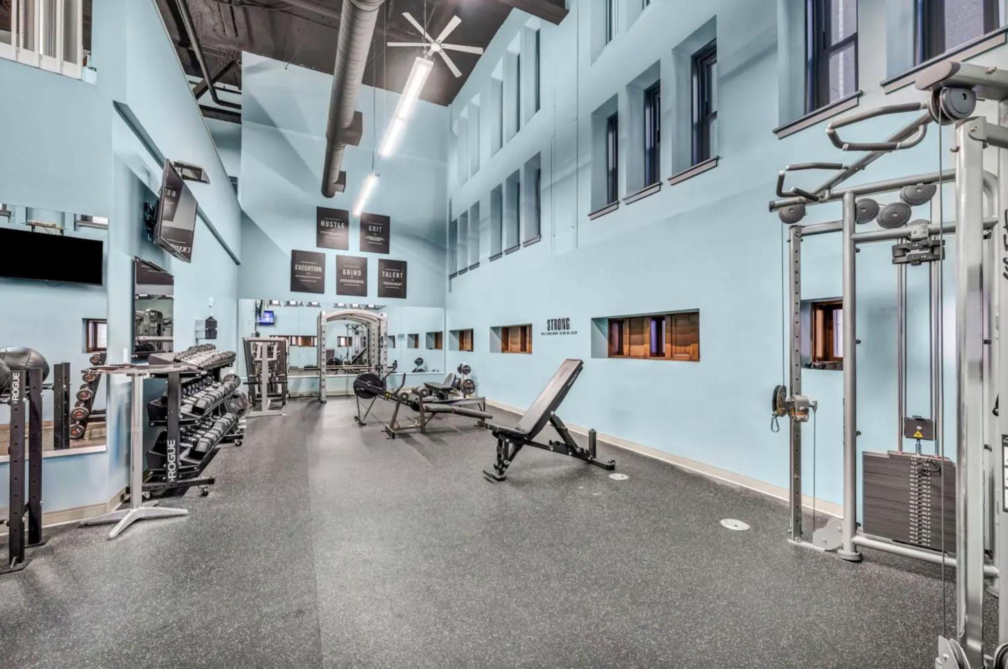 Heart Of Dt With Free Pool & Steam Plus Gym Luxe 812 Кливленд Экстерьер фото
